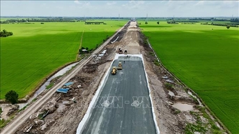 Cao tốc Châu Đốc - Cần Thơ - Sóc Trăng chậm tiến độ do thiếu cát