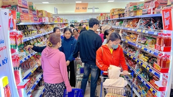 Người dân chủ động dự trữ lương thực, thực phẩm trước khi bão đổ bộ