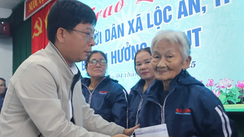 Báo SGGP mang hơi ấm đến với người dân vùng lũ Lộc An