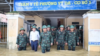 Tư lệnh Quân khu 4 và lãnh đạo thành phố kiểm tra, động viên lực lượng khắc phục hậu quả mưa lũ