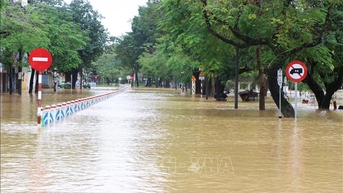 Nhiều tuyến giao thông ở Huế vẫn bị chia cắt do sạt lở và ngập sâu