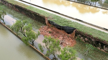 Đại nội Huế bị lũ xô sập cả mảng tường dài 15m