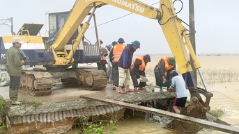 TP Huế: Bộ đội, dân quân khẩn trương khắc phục sự cố vỡ đê do mưa lũ