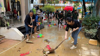 Huế: Trường chưa khô bùn, thầy trò đã trở lại dọn dẹp đón lớp