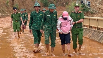 Vượt 40km đường rừng núi sạt lở đưa sản phụ và người ốm đi cấp cứu