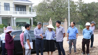 Phó Chủ tịch UBND tỉnh Lâm Đồng Nguyễn Minh kiểm tra thực tế các tuyến giao thông phía Đông Nam tỉnh