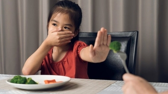 Trẻ ít uống nước mùa lạnh: đường ruột 'than khát', miễn dịch suy giảm