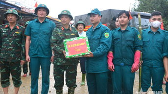 Trung tướng Hà Thọ Bình kiểm tra, động viên các lực lượng giúp nhân dân khắc phục hậu quả mưa lũ tại Huế