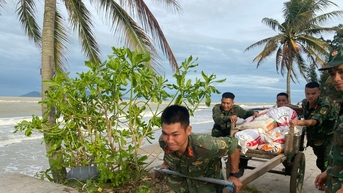 Huy động hàng trăm chiến sĩ, người dân gia cố bờ biển Hội An Tây