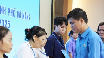 Tổng Liên đoàn Lao động Việt Nam, Báo Tuổi trẻ trao 1 tỷ đồng hỗ trợ công nhân Đà Nẵng sau lũ