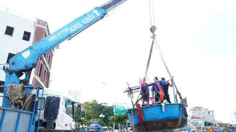Ngư dân Quy Nhơn cẩu thuyền "chạy bão"