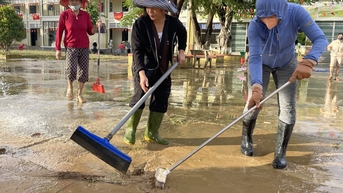 Giáo viên vùng rốn lũ Đà Nẵng tất tả dọn bùn: 'Nhớ học sinh lắm rồi!'