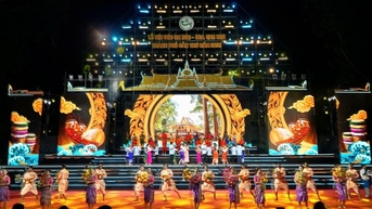 TP Cần Thơ rực sáng trong đêm khai hội Ok Om Bok – Đua ghe ngo