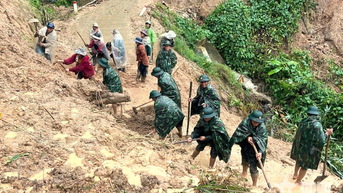 Vượt nguy khó để thông đường tiếp tế, bảo vệ kè biển