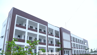 Trường mới xây bỏ không, cô trò chen chúc trong phòng học xuống cấp