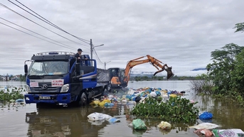Công nhân môi trường được phép dọn các tấm che cửa thu nước mưa