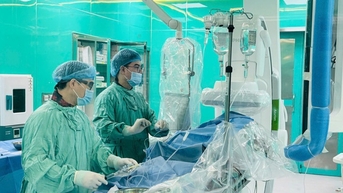 Giữ vững 'mạch sống' y tế miền Trung trong mưa lũ