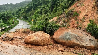 Đá lớn tràn ra mặt đường, tạm dừng tham quan ở bán đảo Sơn Trà