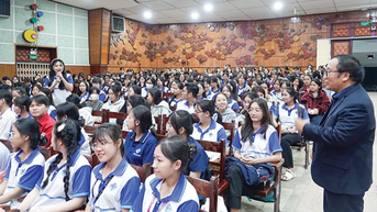 Từ giảng đường đến văn chương