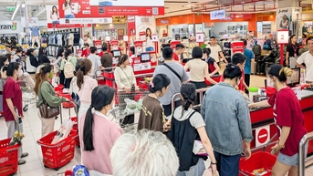 Người dân Quy Nhơn ùn ùn đi siêu thị sắm thực phẩm tránh bão Kalmaegi