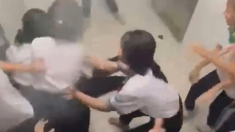 Nữ sinh bị nhóm bạn tát, đạp và quăng quật trong nhà vệ sinh trường học