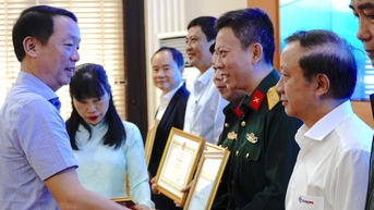 Thành phố Huế khen thưởng 12 tập thể xuất sắc trong phòng chống mưa lũ