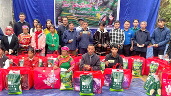 Trao tặng quà cho hộ nghèo và gia đình có người khuyết tật xã Nấm Dẩn