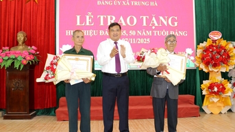 Phó Chủ tịch Thường trực HĐND tỉnh Hầu Minh Lợi trao Huy hiệu Đảng tại xã Trung Hà