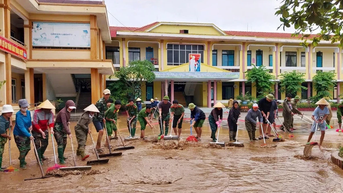 Lực lượng Công an hỗ trợ các trường học ở xã Lệ Thủy khắc phục hậu quả mưa lũ