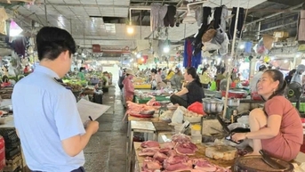 Thành phố Huế đảm bảo thị trường hàng hoá trong mưa lũ