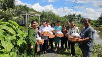 Công an xã Bến Cầu tặng quà cho các hộ dân bị ảnh hưởng do ngập lụt