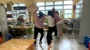 Tạm đình chỉ thầy giáo nhắn tin thân mật với nữ sinh