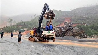 Hà Tĩnh cấm lưu thông trên tuyến đường ven biển do sạt lở nghiêm trọng