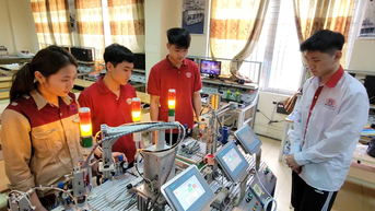 Làm sao để công nhân lắp ốc vít, sửa ô tô cũng 'thạo' tiếng Anh