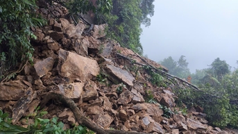 Thông tuyến một vệt xe đèo Pê Ke