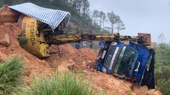 Hiện trường sạt lở núi ở đường ven biển, hai công nhân bị thương