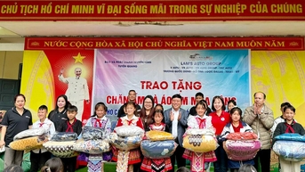Trao 700 chăn và áo ấm cho các em học sinh hoàn cảnh khó khăn xã Thắng Mố