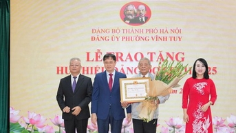 Đảng ủy phường Vĩnh Tuy trao Huy hiệu Đảng tặng 84 đảng viên lão thành