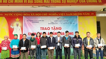 Trao 50 triệu đồng cho người dân bị ảnh hưởng thiên tai bão lũ xã Thắng Mố