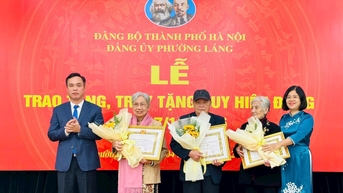 Phường Láng: 102 đảng viên vinh dự nhận Huy hiệu Đảng