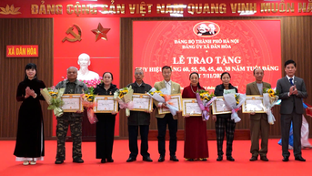 Xã Dân Hòa: Trao Huy hiệu Đảng tặng 27 đảng viên đợt 7/11/2025