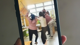 Thầy giáo nhắn tin thân mật với nữ sinh lớp 10 bị tạm đình chỉ dạy học