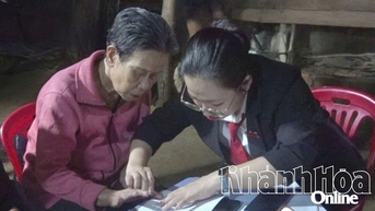 Xã Khánh Vĩnh tăng cường hỗ trợ người dân thanh toán không dùng tiền mặt