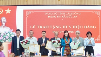 Xã Đức An trao Huy hiệu Đảng đợt 7/11