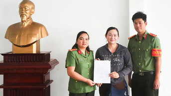 Nữ đại úy công an trao trả tiền cho người dân chuyển nhầm