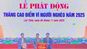 Xã Lạc Thủy tiếp nhận hơn 400 triệu đồng ủng hộ Quỹ “Vì người nghèo”