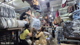 Tiểu thương chợ Tuy Hòa chủ động phòng, chống bão, bảo vệ hàng hóa