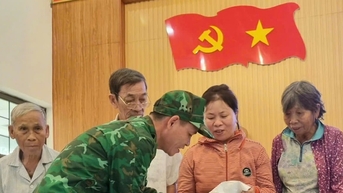 Bộ đội Biên phòng Đà Nẵng trao 2 tấn gạo cho người dân xã Thăng An, Thăng Trường