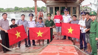 Tặng cờ Tổ quốc và tuyên truyền phòng, chống IUU tại Cà Mau