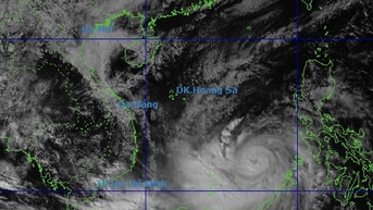 Bão số 13, giật cấp 17 'hoành hành' trên Biển Đông